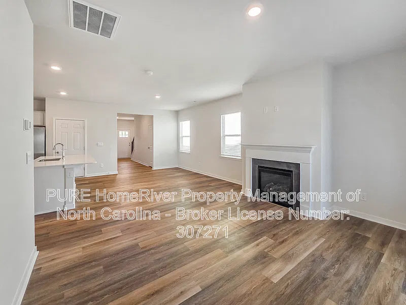 5 bed, 3.0 bath, 2368 sqft, $2,395 — Photo 3