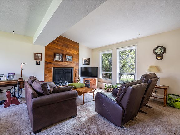 3rd image of 142 Whistler Dr