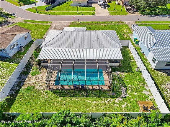 4th image of 1320 Johns Cir