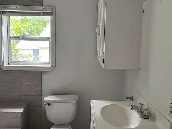 4th image of 215 Wilson Ave