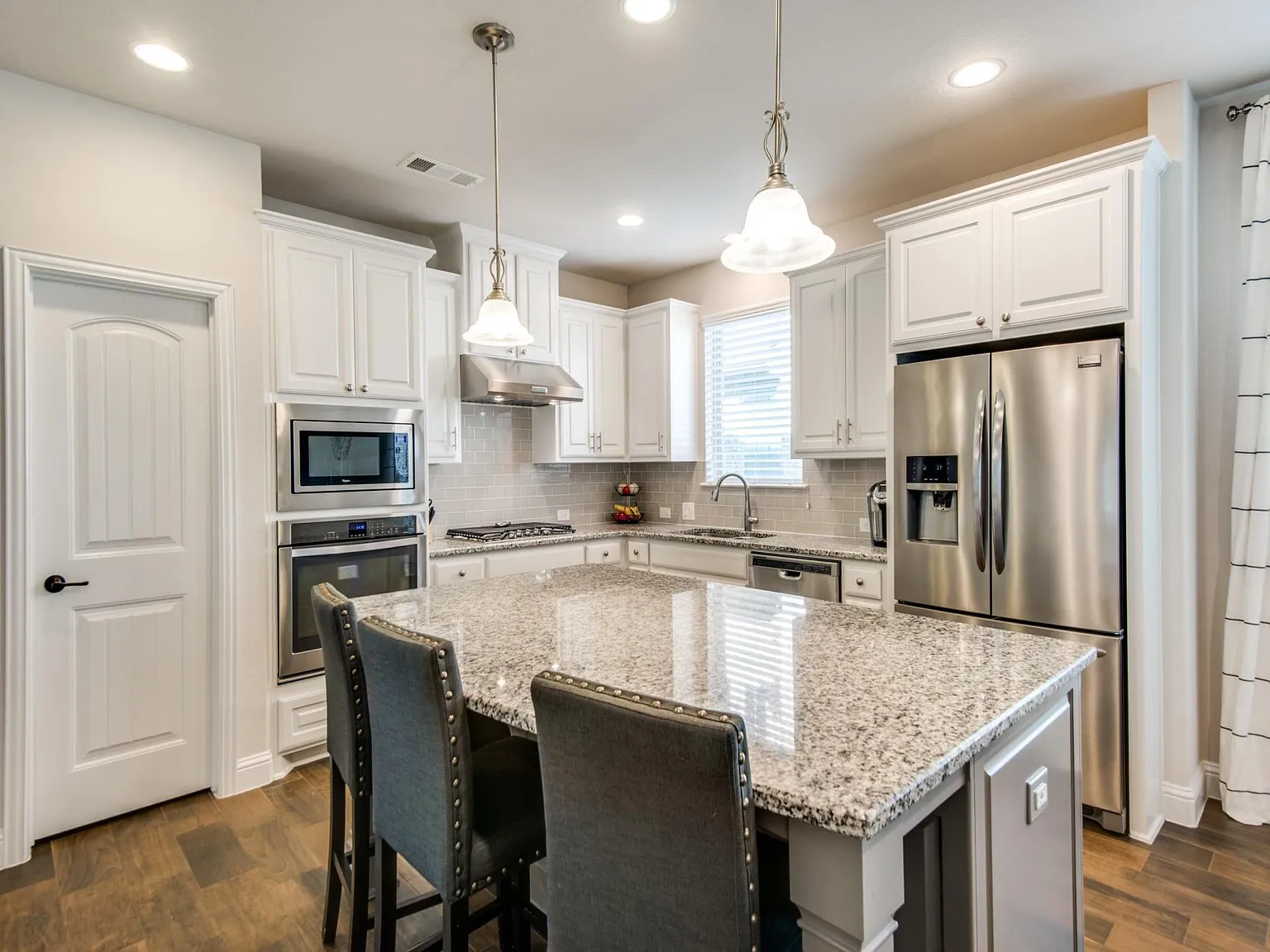 3 bed, 2.5 bath, 2706 sqft, $3,600 — Photo 2