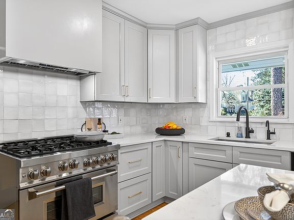 5th image of 3811 N Stratford Rd NE