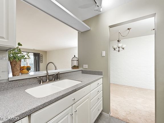 5th image of 907 Curtiss St APT 203