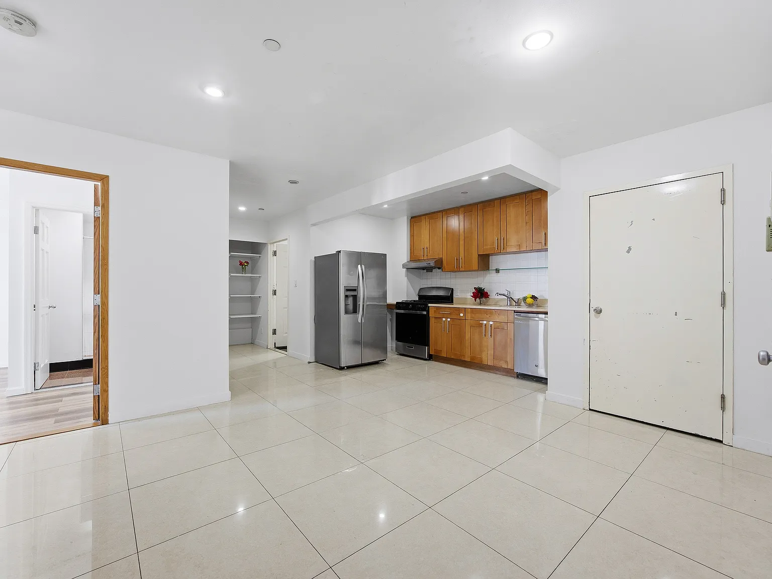 3 bed, 1050 sqft, $3,200 — Photo 4