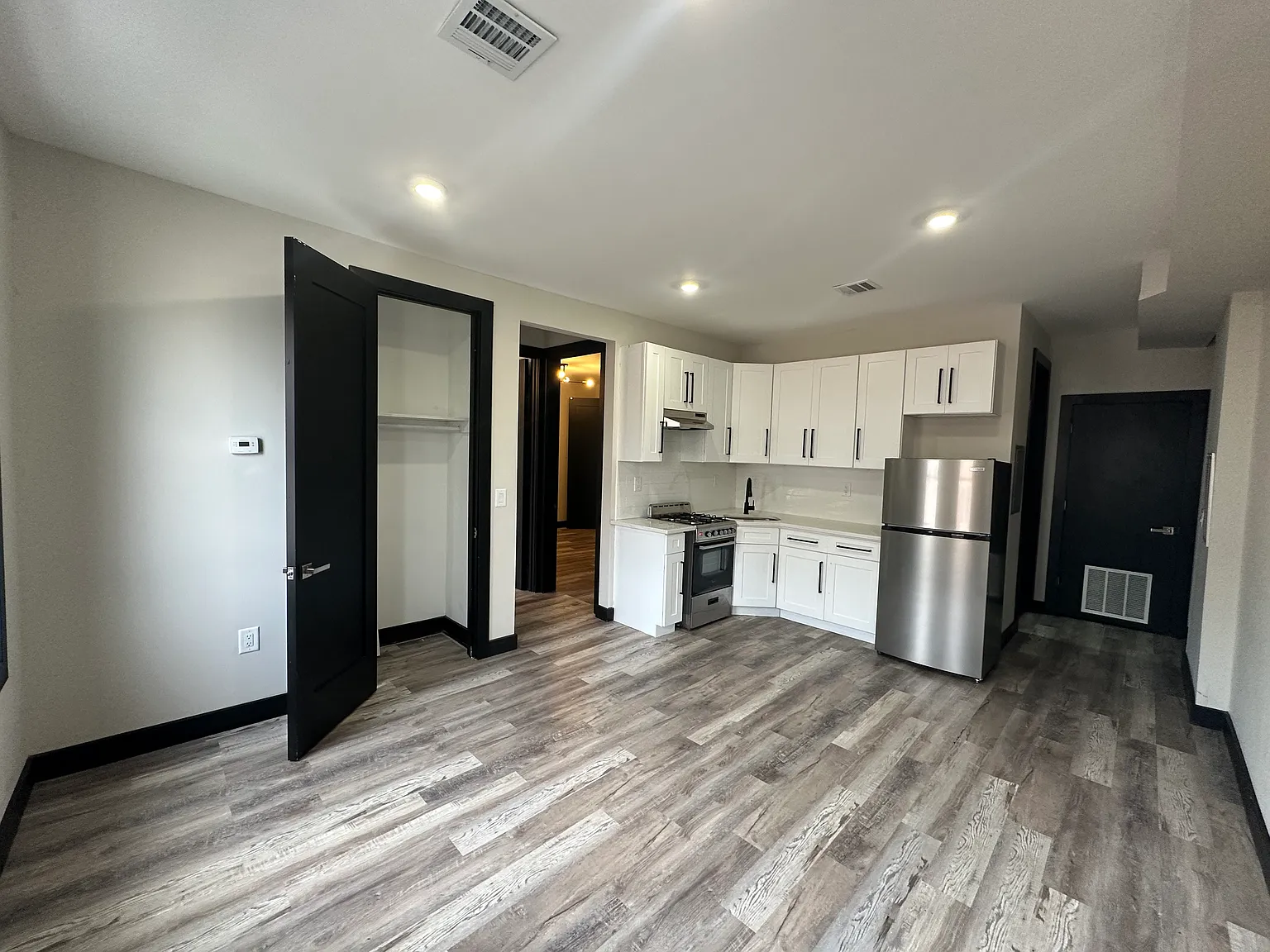 2 bed, 700 sqft, $2,200 — Photo 1
