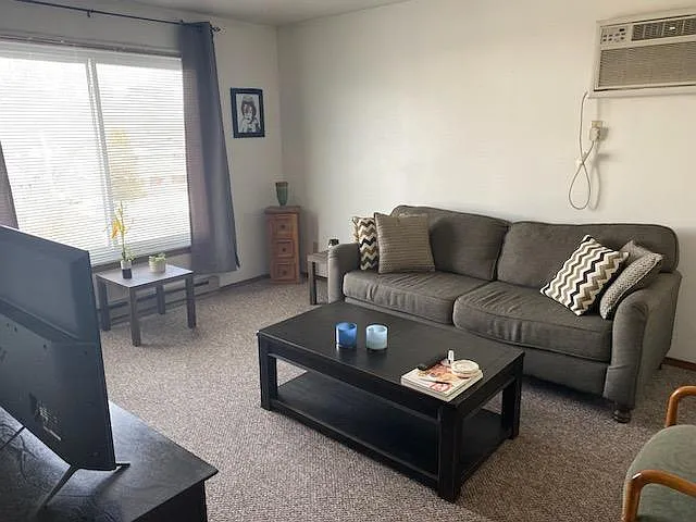 2 bed, $1,000 — Photo 1