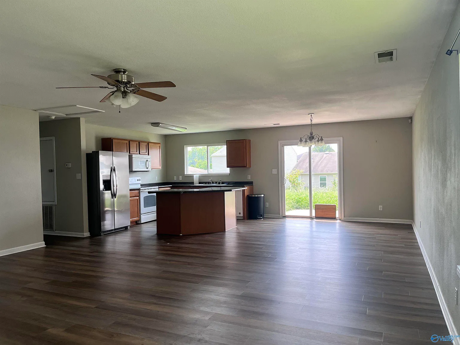 3 bed, 2.0 bath, 1432 sqft, $1,600 — Photo 2