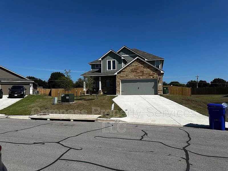 5 bed, 2.5 bath, 2000 sqft, $2,800 — Photo 2