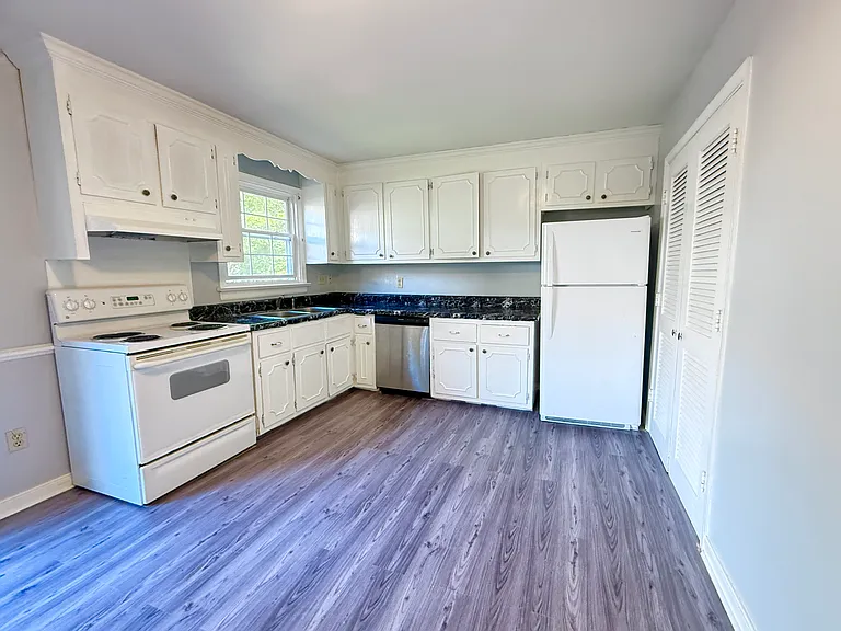 2105 Lauderdale Dr — Photo 4