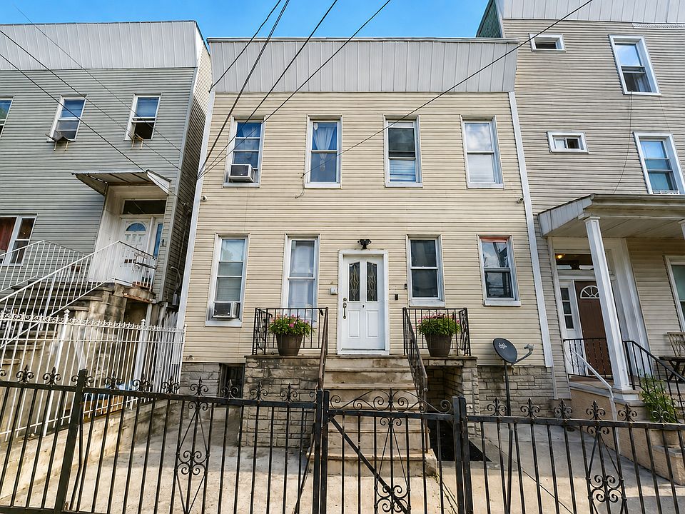 2nd image of 122 Hutton St APT 2R