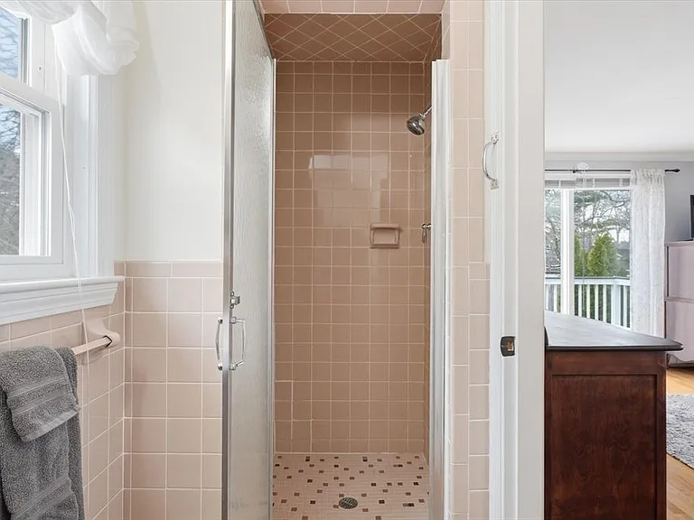 223 Edgewater Dr — Photo 9