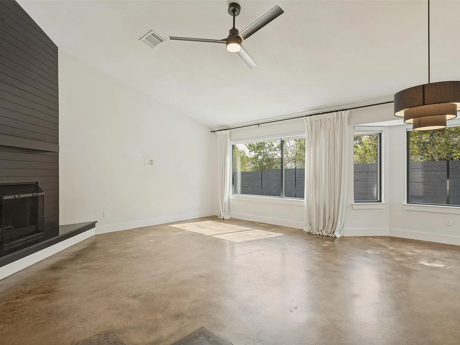 3 bed, 2.0 bath, 1693 sqft, $3,200 — Photo 2