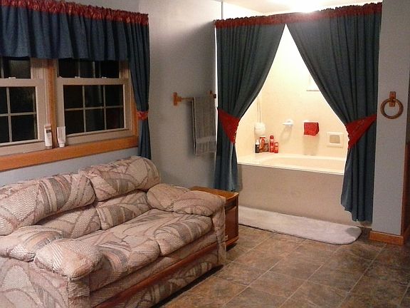 Huge Master Bath w/Spa Tub