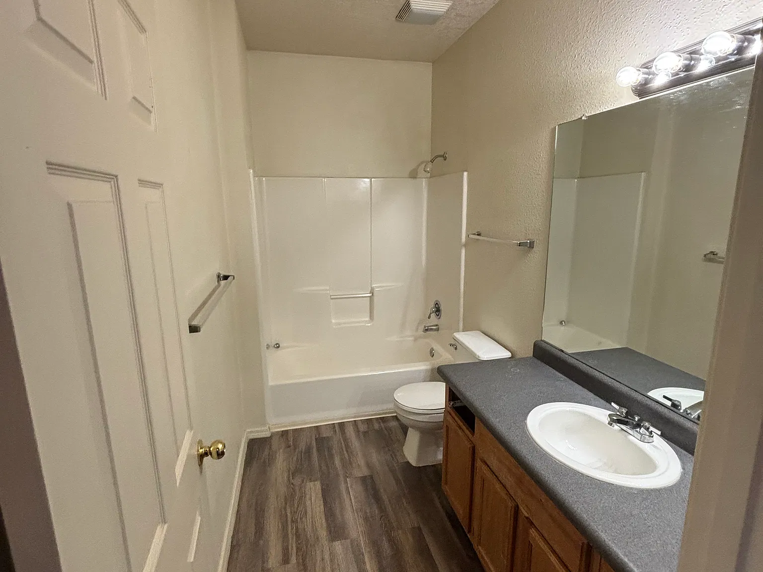 2 bed, 1038 sqft, $1,200 — Photo 4