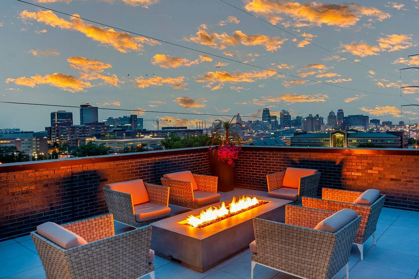 2501 Beacon Hill — Photo 2