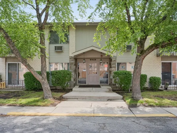 8932 Steven Dr APT 2C, Des Plaines, IL 60016