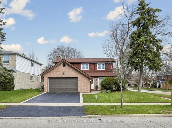 22 Denlow Blvd, Toronto, ON M3B 1P4