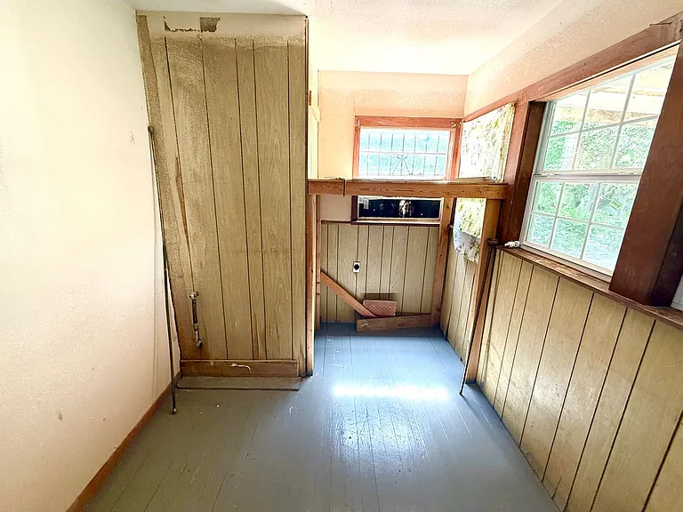 1820 W Southcross Blvd — Photo 15
