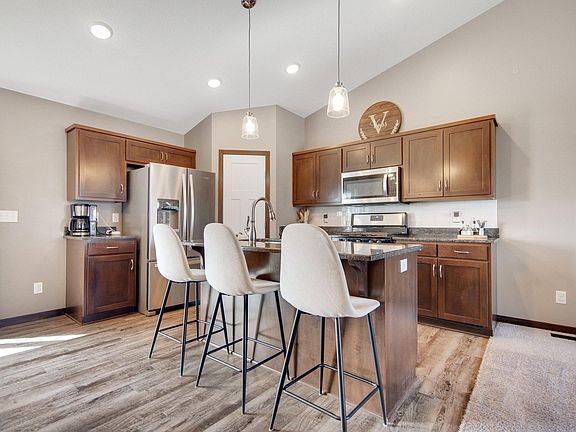 3rd image of 904 Palm Cir