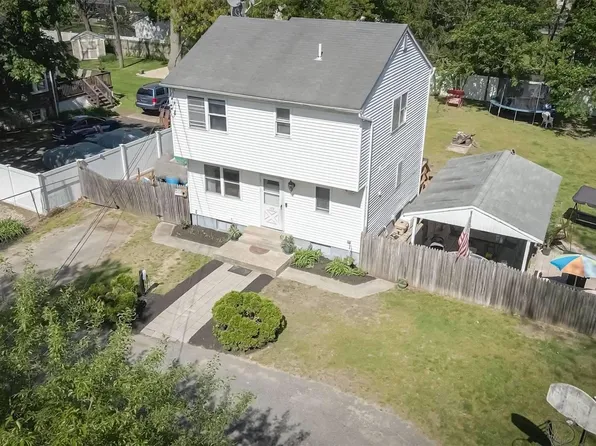 177 Magnolia Dr, Selden, NY 11784