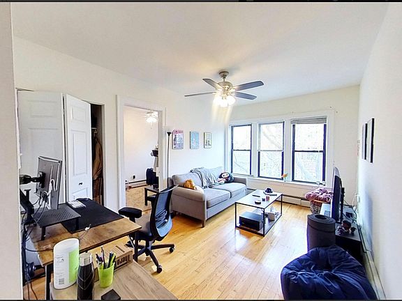 NICE BRIGHT LIVING ROOM SOUTH SUN