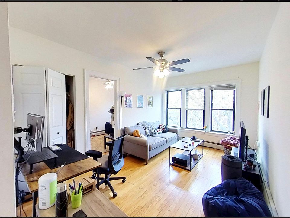 NICE BRIGHT LIVING ROOM SOUTH SUN