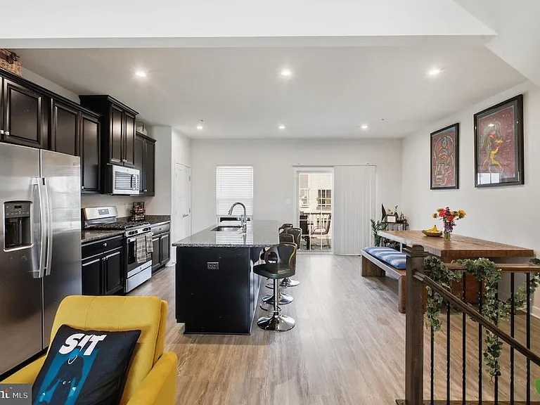 Sleek Kitchen/Dining