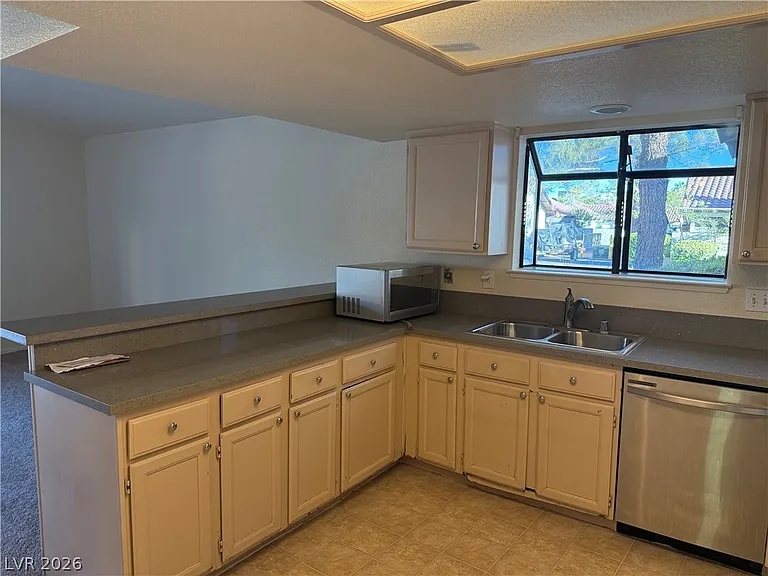 720 Sea Pines Ln — Photo 8