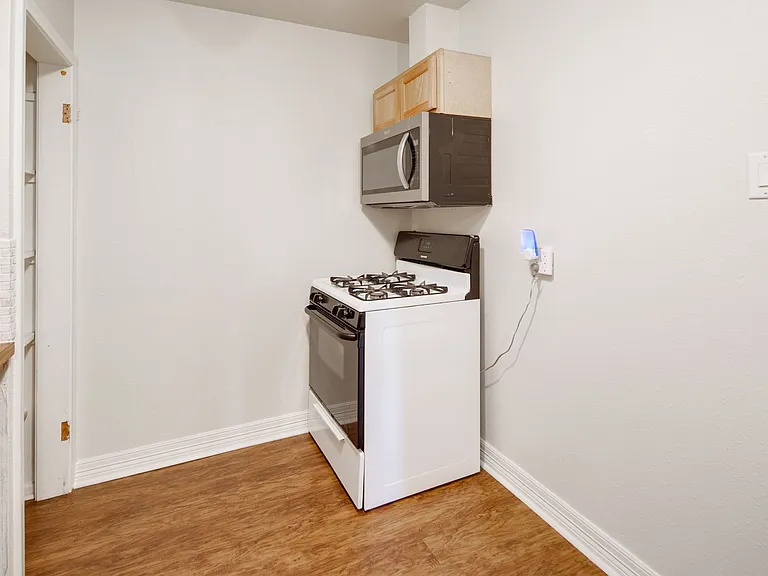 707 Enfield St — Photo 17