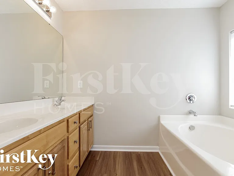 1102 Eastwood Dr — Photo 10