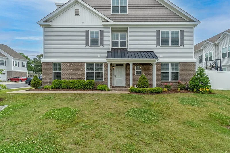 4 bed, 3.5 bath, 2778 sqft, $2,800 — Photo 1