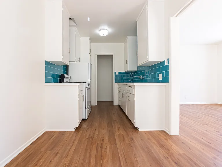 Gayley Manor Apartments — Photo 19