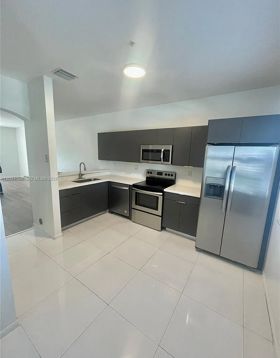 Las Brisas At Doral Condo — Photo 2