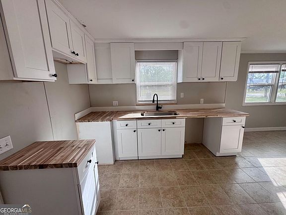 3rd image of 15 Dogwood Rd