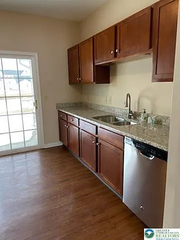 251 Huntington Ln — Photo 5