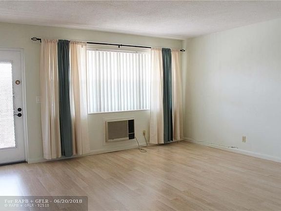 4th image of 414 Markham S #414