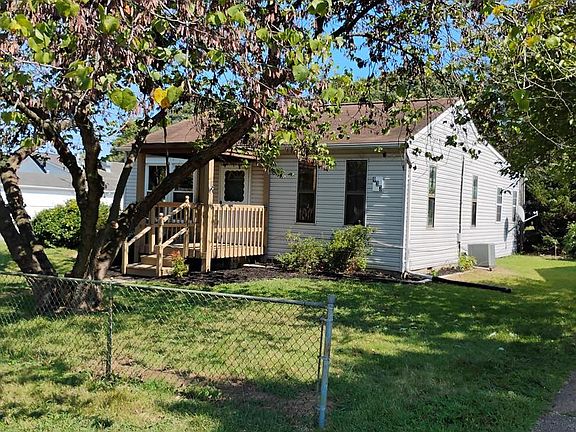 3rd image of 933 Andrews Rd