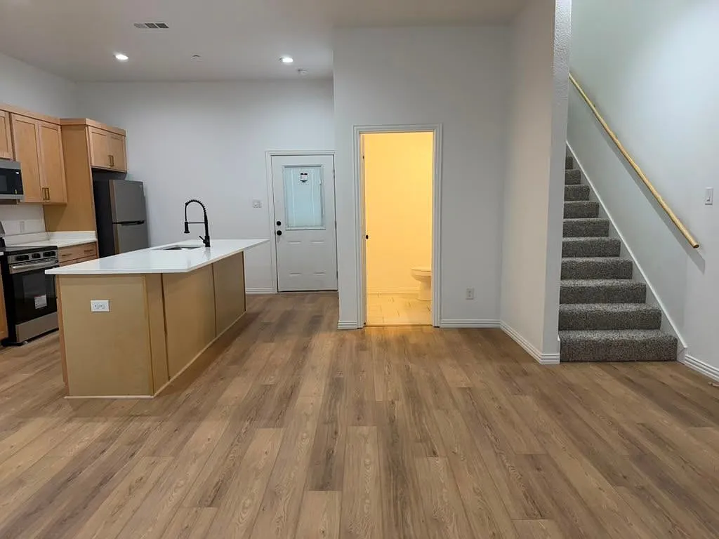 3 bed, 2.5 bath, 1500 sqft, $2,395 — Photo 2