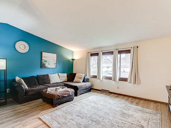 5th image of 604 2nd St SE
