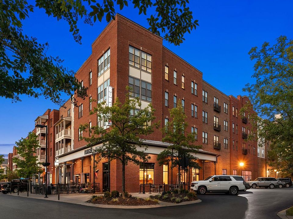 Lenox Village - Walkable to Restaurants