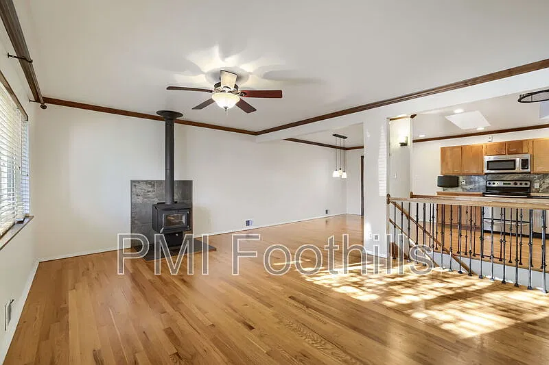 5 bed, 3.0 bath, 2422 sqft, $3,300 — Photo 4