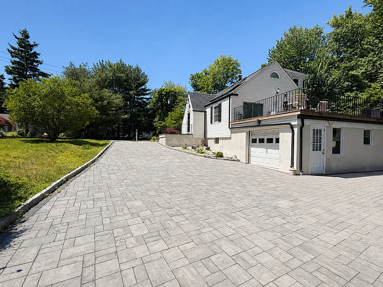 252 E Crescent Ave — Photo 4