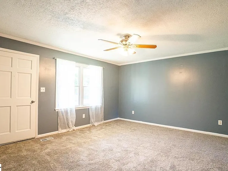 215 Orchard Cir — Photo 2
