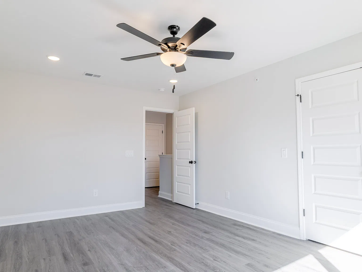 2 bed, 1.5 bath, 1206 sqft, $1,540 — Photo 2