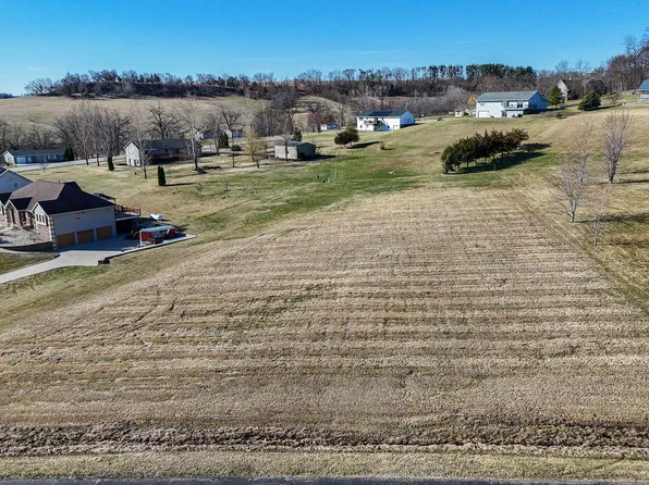 12677 Brentwood Ct, Peosta, IA 52068