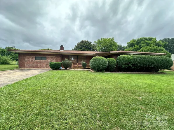 2128 Senior Dr, Charlotte, NC 28216