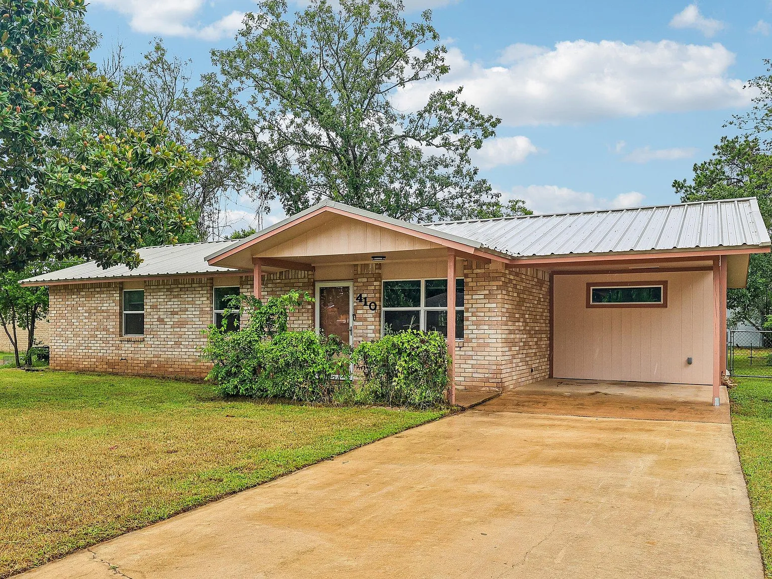 3 bed, 1.0 bath, 1008 sqft, $1,650 — Photo 2