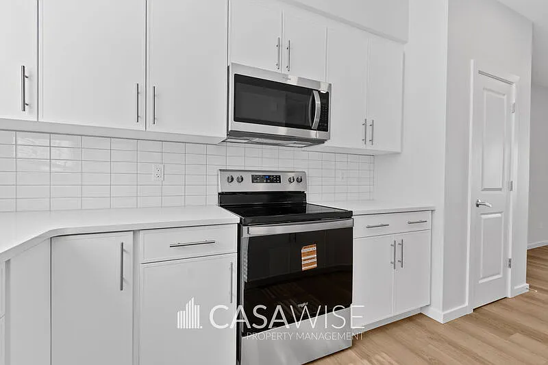 3 bed, 2.5 bath, 1523 sqft, $2,100 — Photo 2