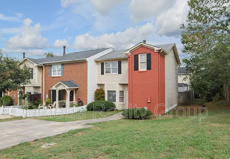 1101 Hillsboro Ln — Photo 2