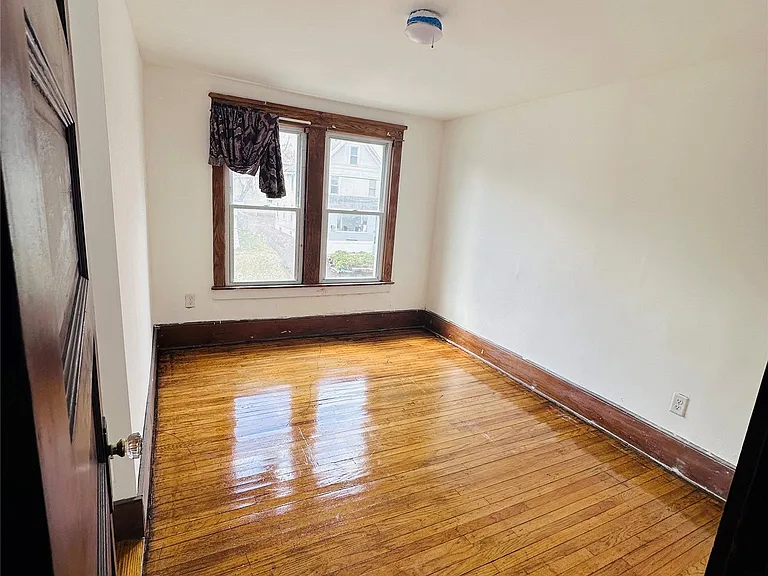 210 Squires Ave — Photo 15